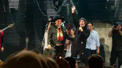Jesús María: Milei cantó con el Chaqueño Palavecino y agradeció a Córdoba