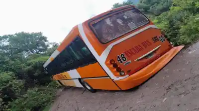 Un colectivo de Escaba Bus quedó atascado en el barro y cortó la Ruta 308 en Tucumán