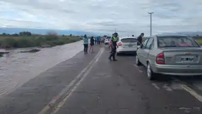 Ruta 40 cortada en Colalao del Valle por el desborde de un río