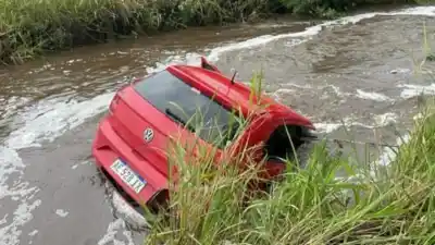 Tragedia vial en Delfín Gallo: tres jóvenes mueren tras caer su auto a un canal