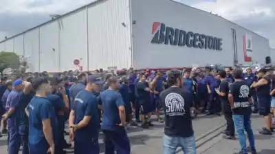 Conflicto en la industria del neumático: paro de 24 horas afecta la producción en vísperas de Navidad
