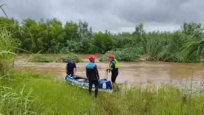 Rescatan a dos adolescentes del río Salí en Lules pero buscan a su padre arrastrado por la corriente