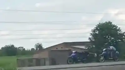 Jóvenes tucumanos corren picadas acostados sobre sus motos en la Ruta 38