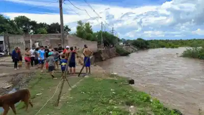 Evacúan a 17 familias en Las Piedritas por riesgo de derrumbe ante la crecida del Salí