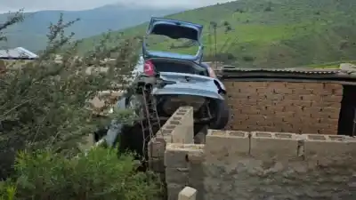Un Volkswagen UP volcó y terminó sobre el techo de una casa en Tafí del Valle