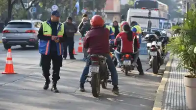 Un inspector de tránsito de San Miguel de Tucumán fue agredido tras secuestrar un auto a un conductor ebrio