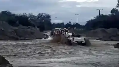 Colalao del Valle: la Ruta 40 se anega y complica el tránsito tras las lluvias