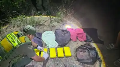 Gendarmería incauta más de 5 kilos de cocaína abandonada en las vías de Tucumán