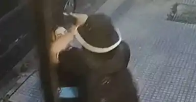Un atacante sorprendió por la espalda a una oficial en Buenos Aires: forcejeó y disparó para robarle el arma