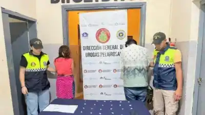 Pareja interceptada en la Capital: el intento de ocultar una bolsa negra que terminó en detención