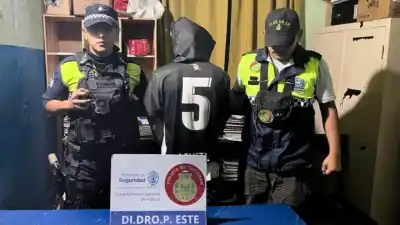 Corrió al ver a la policía: lo que llevaba en los bolsillos cambió todo