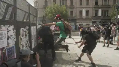 Incidentes en el Congreso: El Gobierno prepara una denuncia judicial por bombas molotov y ataques a policías