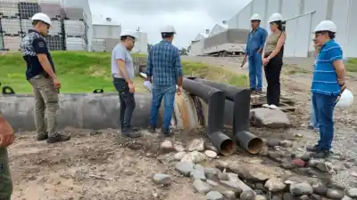 Los Nogales: Vecinos denuncian un extraño líquido rojo en el agua y un olor insoportable