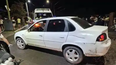 Choque en Santa Lucía: dos jóvenes en moto sin patente terminaron graves tras ser embestidos