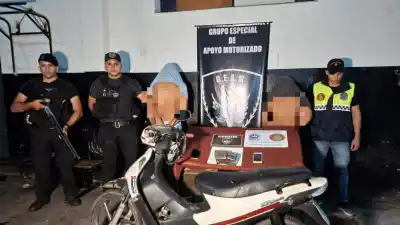 Interceptan a dos jóvenes en moto con un cargamento que podría haber inundado las calles