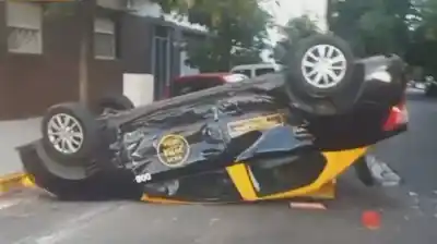 Un semáforo en rojo y un taxi volcado: el violento choque que dejó cuatro heridos en Almagro