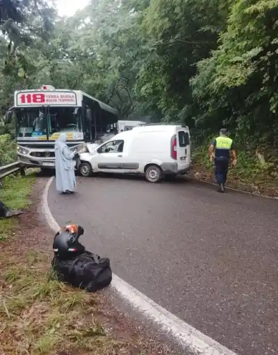 Choque en el Cerro San Javier: un colectivo de la 118 y una camioneta colisionaron en una curva