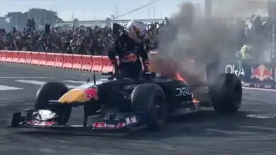 Un expiloto de la F1 tuvo que escapar entre las llamas en medio de una exhibición en Estados Unidos