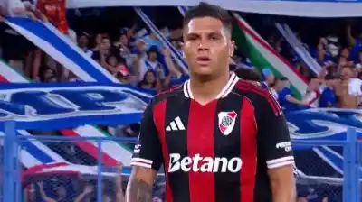 Alarma en River: Juanfer Quintero tuvo que salir por una lesión en pleno partido ante Vélez