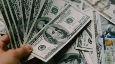 El dólar oficial se desploma y alcanza un nivel que no se veía desde hace meses