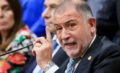Un senador cordobés cambia de bando y provoca un terremoto político en el Senado
