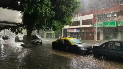 El AMBA bajo el agua: el temporal que dejó a los vecinos luchando contra la inundación