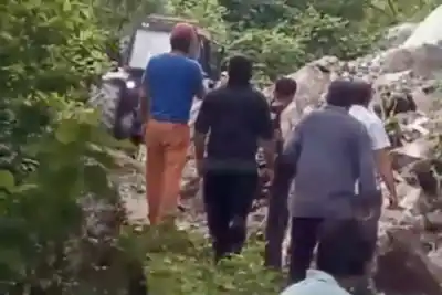 Un deslizamiento masivo de rocas corta el acceso al dique Escaba y deja vehículos varados