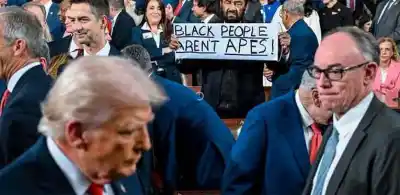 Cartel explosivo en el Congreso de EEUU: el mensaje que paralizó el discurso de Trump