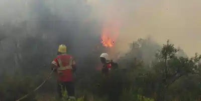 Alarma en Los Alerces: tres nuevos focos de fuego intencional reavivan la emergencia