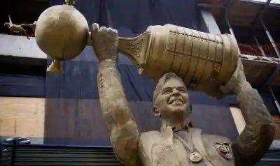 La escultora de la estatua de Gallardo responde a Rial: “Detecto ensañamiento y abuso de poder”