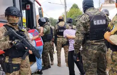 Operativo de alta complejidad: 20 condenados salen de comisarías tucumanas en un traslado masivo