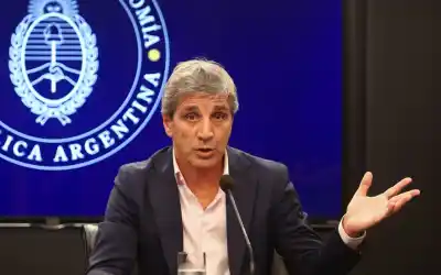 Caputo logró una victoria inesperada: el secreto detrás del nuevo bono que desató una demanda masiva