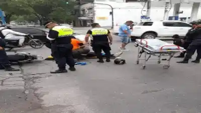 Choque en Sarmiento y Salta: una maniobra prohibida desató un accidente con moto de app