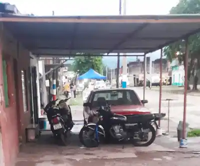 Vereda tomada: el automóvil y las motos que cortan el paso peatonal en una calle de San Miguel