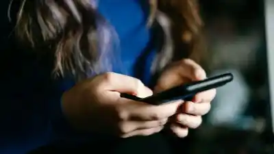 WhatsApp que cruzó la línea: docente de Bella Vista exonerado y vetado de las aulas por chats con alumna menor