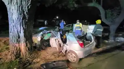 Impacto brutal en Córdoba: un auto con siete personas se estrelló contra un árbol y el desenlace fue desgarrador