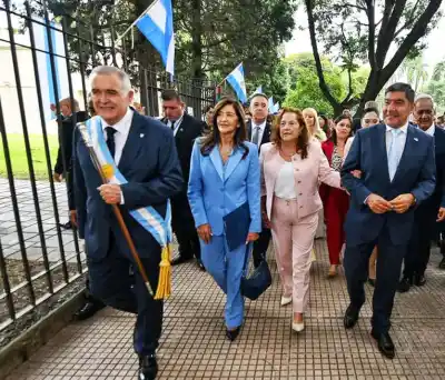 Jaldo camina a la Legislatura y lanza una frase que define su relación con Milei: “Este gobernador se la banca”