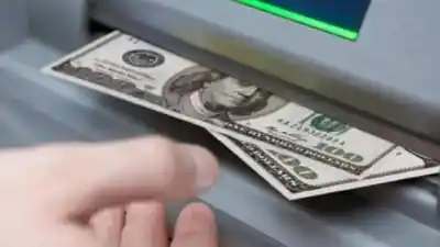 El dólar se desplomó y los argentinos hicieron lo que nadie esperaba: el dato que preocupa al gobierno