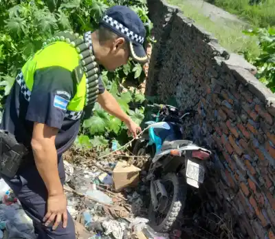 Un hombre sin remera le entregó una moto a una vecina en Alderetes y huyó corriendo: el extraño relato que sorprendió a la policía
