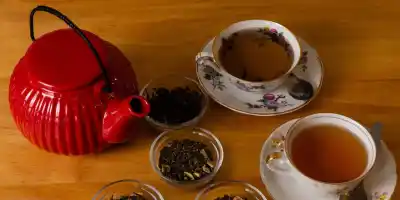 El secreto de tu desayuno: lo que la ciencia revela sobre el té con leche y el café