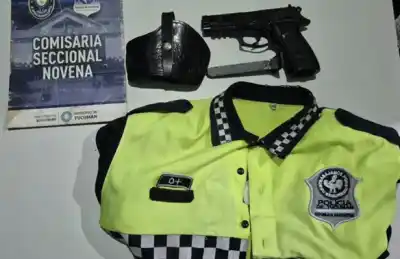 Un jubilado de 52 años se disfrazó de policía en Villa Amalia: lo que encontraron en su cintura lo delató