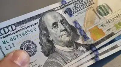 El dólar se desploma por debajo de un piso clave y el mercado mira con nerviosismo a Medio Oriente