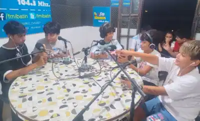 El secreto que siete chicos de Monteros esconden en la radio y que los tiene a todos hablando