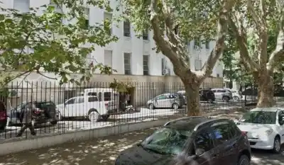 Un detenido por violación se lanzó al vacío en pleno tribunal de La Plata: el auto que amortiguó su caída