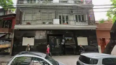 Hallazgo macabro en Caballito: un hombre apareció maniatado y sin vida en su departamento