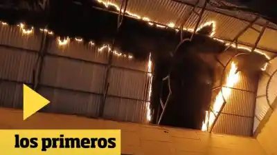 Globo pirotécnico provoca incendio en galería de Lules en plena Navidad