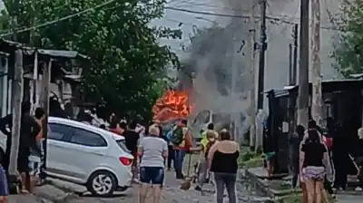 Una ambulancia estalló en llamas en plena calle: el dramático momento que paralizó a un barrio tucumano