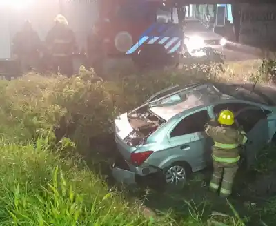 Un conductor tuvo que esquivar un auto en Aguilares y terminó dentro de un canal