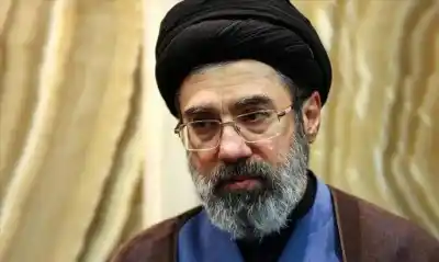 Irán tiene nuevo líder supremo y la tensión mundial se dispara: ¿Quién es el hombre que hereda el poder tras la muerte de su padre?