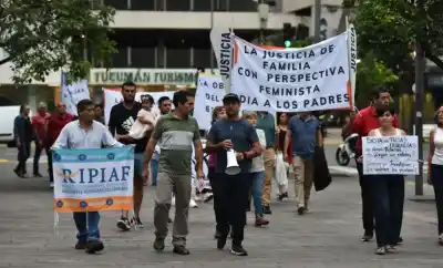 Manifestantes frente a Casa de Gobierno: ¿Qué cuestionan del fuero de Familia y las medidas cautelares?